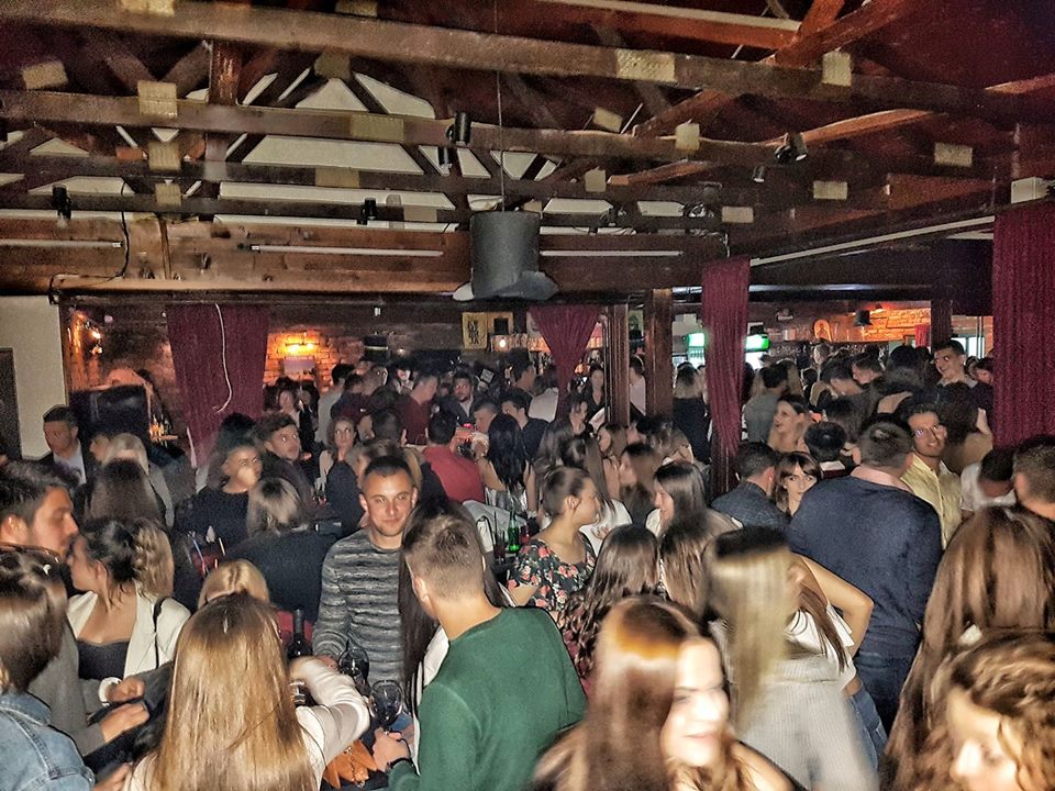 Паб Комедија